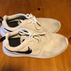 Nike white women’s sneakers
